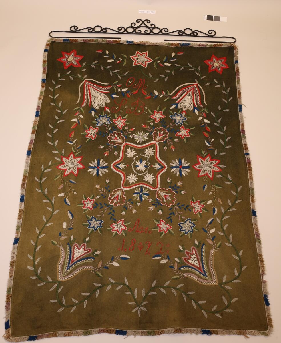 Åkle brodert med blomster, blader, bladranker og grener i ulike farger og størrelser.