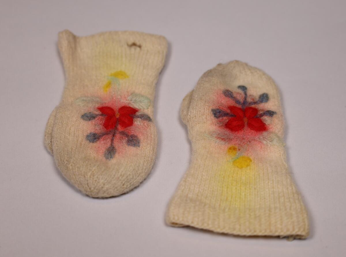 Brodert blomstermotiv i fargene rød, grønn, gul, lys grønn.