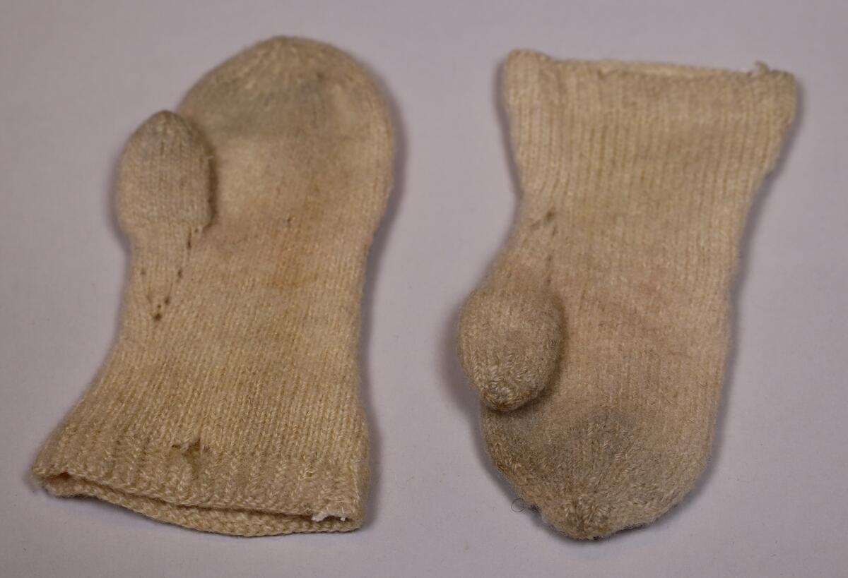 Brodert blomstermotiv i fargene rød, grønn, gul, lys grønn.