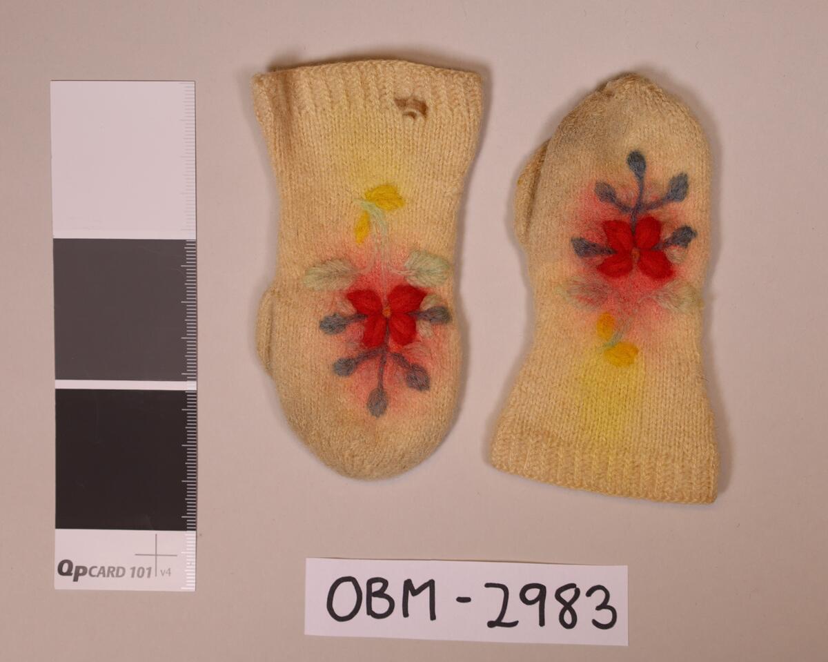 Brodert blomstermotiv i fargene rød, grønn, gul, lys grønn.