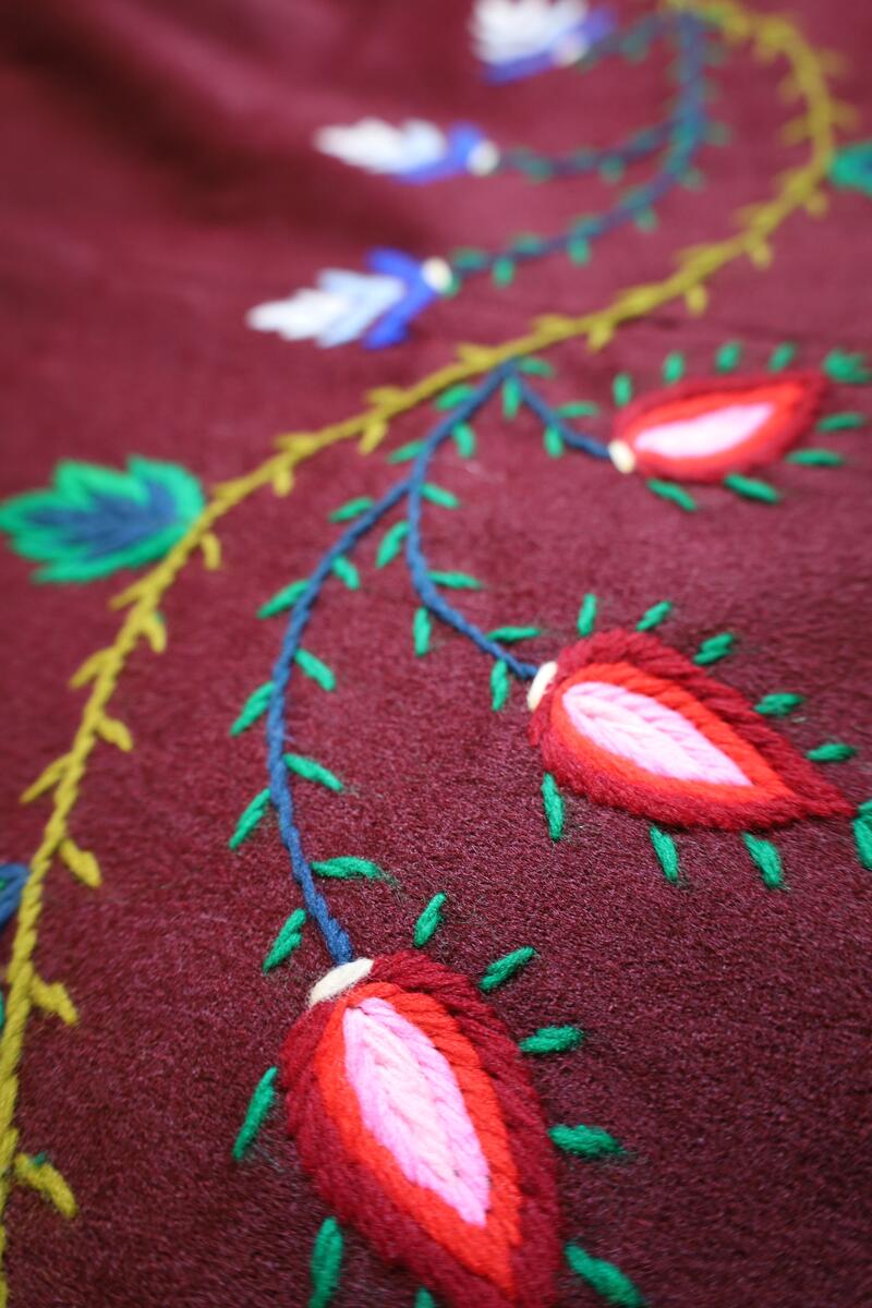 Broderte blomsterranker, strå  og blomsterknopper i ulike farger.
