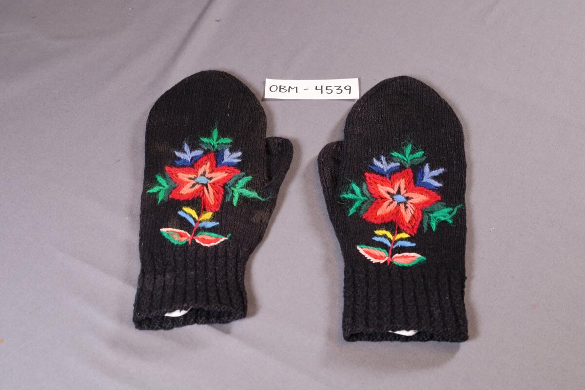 1 blomstermotiv, 11 blader og 1 stilk  i ulike farger.