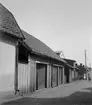 Ålderdomlig bodbyggnad till Vistenagatan 1 i Skänninge. Här dokumenterad av Östergötlands museum 1952. Likt många hus utmed gatan står boden i skrivande stund kvar i närmast oförändrat skick.