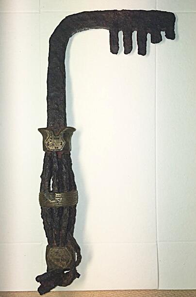 Nyckel av järn med bronsbeslag. Funnen av lantbrukare Karl Olsson vid plöjning av en äng som ej varit odlad, kallad "Källängen". Fyndplatsen låg enligt uppgift från upphittaren ca 1500 meter sydväst om gården Ollajvs i Alskog socken på Gotland.