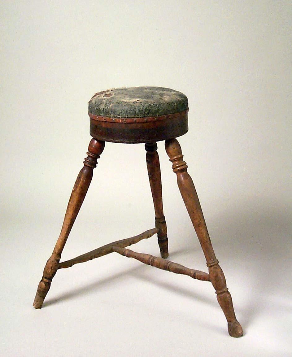 Två pallar av björk, den ena pallen har snurrfunktion och är h 70 cm (som lägst) b 58 cm sits 32 cm, har rund sits klädd i skinn, tre höga, svarvade ben med en sidoslå, även den svarvad.  Under sitsen sitter snurrfunktionen gjord helt i trä.  Benen är intappade i sitsen och sidoslån sitter med synliga trätappar,  pallen lutar och sidoslån samt lädret är slitet.  Den andra pallen är h 70 cm b 61,5 c, sits 31,5 cm, har rund sits klädd med skinn men med mycket trasigt tyg över, hög sarg och tre höga, svarvade ben samt svarvad tvärslå och en svarvad sidoslå som sitter ihop som ett t långt ned på benen.  Denna pall saknar snurrfunktion.  Benen är intappade i sitsen, liksom slåarna är intappade i benen.  Tyget på sitsen är trasigt och benkrysser, särskilt sidoslån är mycket slitna.  Två av benen har blivit avtagna en bit och saknar fot.  Enligt originalkatalogen har pallarna: "e u av majorskan venken sillén tillhört handlanden donner".
2 St. 70 cm. Av björk. Klädda med skinn.