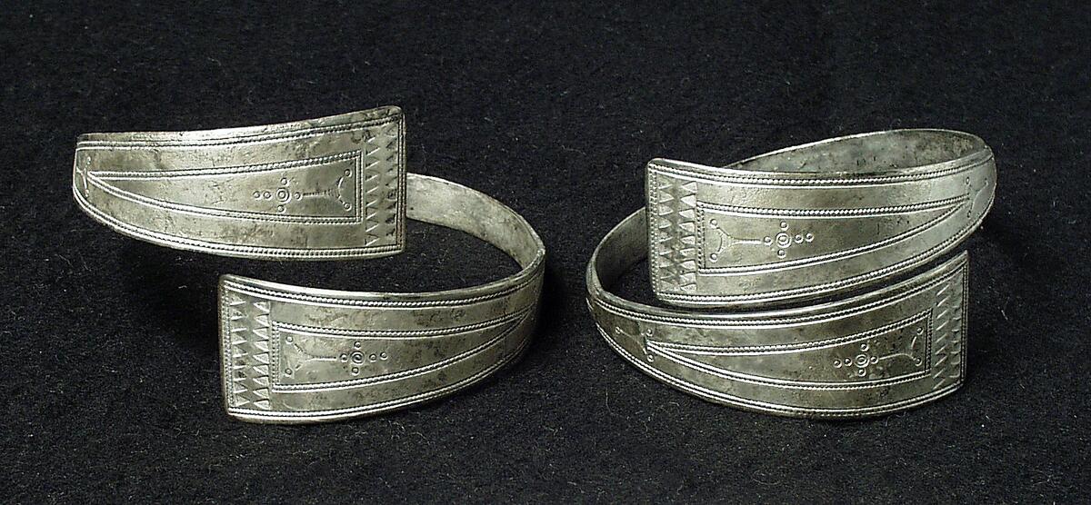 Kompl nov 2006/ml
av silver, spirallagd, med triangulära ändar, ornerad med inslagna trianglar, enkla dubbla kretsar, samt enkla och punkterade linjer. Typ almgren - nerman: die ält eisenzeit gotlands, textfig. 112. Diam. 5,8 cm. Gravfynd, påträffad vid grundgrävningsarbete. Enligt beslut av riksantikvarien den 17/6 1937, införlivad med gotl. Fornsals samlingar. Konc.nr. 84/37, 112/37, 160/37. Dnr. 133/37.