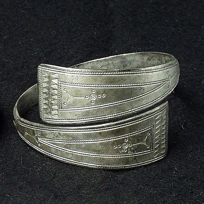 Kompl nov 2006/ml
av silver, spirallagd, med triangulära ändar, ornerad med inslagna trianglar, enkla dubbla kretsar, samt enkla och punkterade linjer. Typ almgren - nerman: die ält eisenzeit gotlands, textfig. 112. Diam. 5,8 cm. Gravfynd, påträffad vid grundgrävningsarbete. Enligt beslut av riksantikvarien den 17/6 1937, införlivad med gotl. Fornsals samlingar. Konc.nr. 84/37, 112/37, 160/37. Dnr. 133/37.