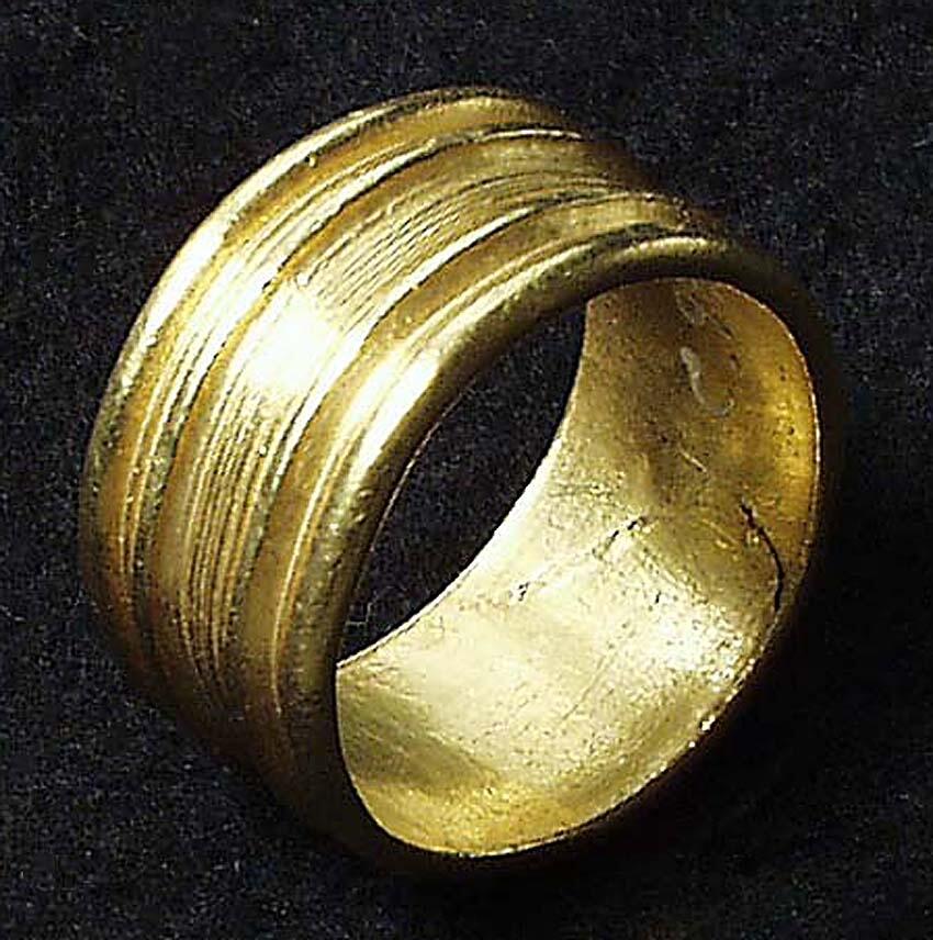Kompl nov 2006/ml
av guld, jämnbred, prydd med fyra runt om gående åsar och där emellan med låga åsar. Diam. 2,3 - 2,4 cm. H. 1,2 cm. Från björnungs i lokrume. Konc.nr. 127/41. Dnr. 262/41.