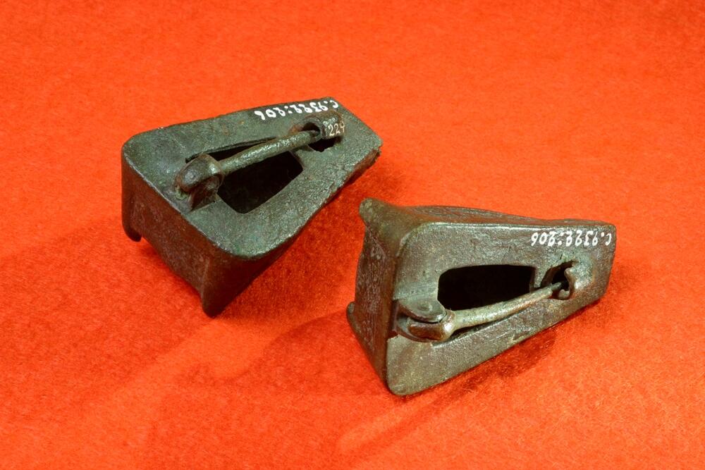 Två st djurhuvudformiga spännen från grav 224, i övrigt se hnr gfc9322_1 och _199 undersökningen på gravfältet vid ire i hellvi år 1942 omfattade totalt 61 gravar, av dessa har fynden från 47 stycken tilldelats gotlands fornsal och finns i ark mag, av de övriga var 8 stycken helt utan fynd, möjligen med fragment av brända ben. Fynden från de resterande 6 gravarna finns på historiska museet i stockholm, rapport över samtliga undersökta gravar finns i gotlands fornsals arkiv med kopior i ark mag. Gravnummren som används baseras på den inventering av gravfältet som e floderus och n gillgren gjorde år 1933 - 34. Eventuella undernummer eller bokstäver tillfogade till gravnumren  kom till i samband med undersökningarna då en del gravar som vid inventeringen bedömts vara en grav ibland var två eller till och med tre rösen tätt tillsammans
2 st. Djurhuvudformiga spännen, med nål av brons, nedsliten och vittrad, upplöst djurornamentik. L. 5,4 cm. Från grav 224.