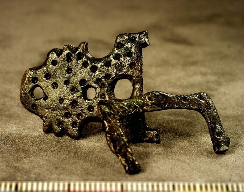 Söljan är i två delar torne saknas ornerad med punkter liknade ornering finns på vikingatida djurhuvudformiga spännen
av brons, med en enkel punktornering, bruten i två delar l. 5,3 cm. Från vidunge, stenstu i dalhem socken. Påträffad i en veta ??