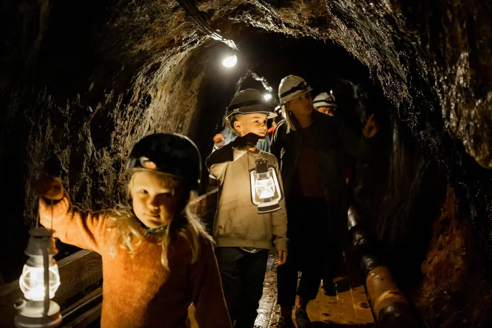 Barn i stollen i Gammelgruva med lykter