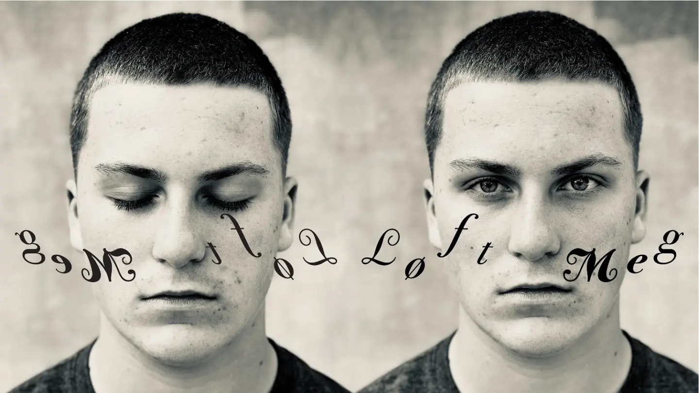 Plakatbilde fra forestillingen Løft meg. To ansikt, med åpne og lukkede øyne.