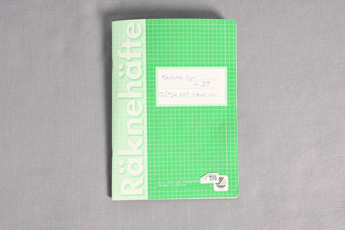 Mönsterbok Inger, nr XIV.
Grönt räknehäfte av skoltyp med prislapp från Mölndals bokhandel - 7,50. Med anteckningar om olika sömnads- och stick/virkprojekt utförda mellan åren 2007-2009. Detaljerade uppgifter om kostnad, materialåtgång m.m. samt prover på tyg och garn. Tyg- och garnproverna är fastsydda på sidorna. Skisser och foton av projekten.
Grytlappar, gardiner, virkat och stickat.