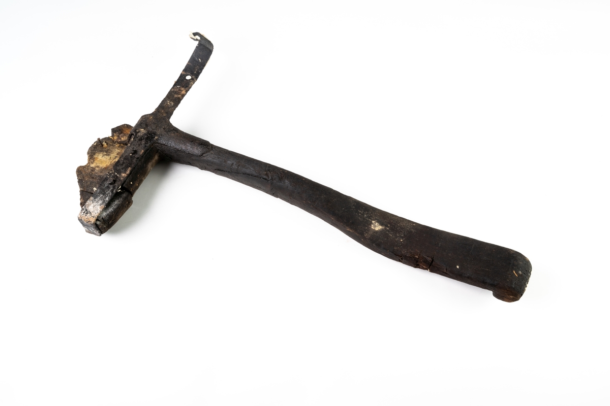 Fragment av träskovel med beslag av järn. Det är osäkert om den är medeltida, under 1600-talet byggdes skansar vid Rumlaborg och det är möjligt att den härstammar från den tiden.