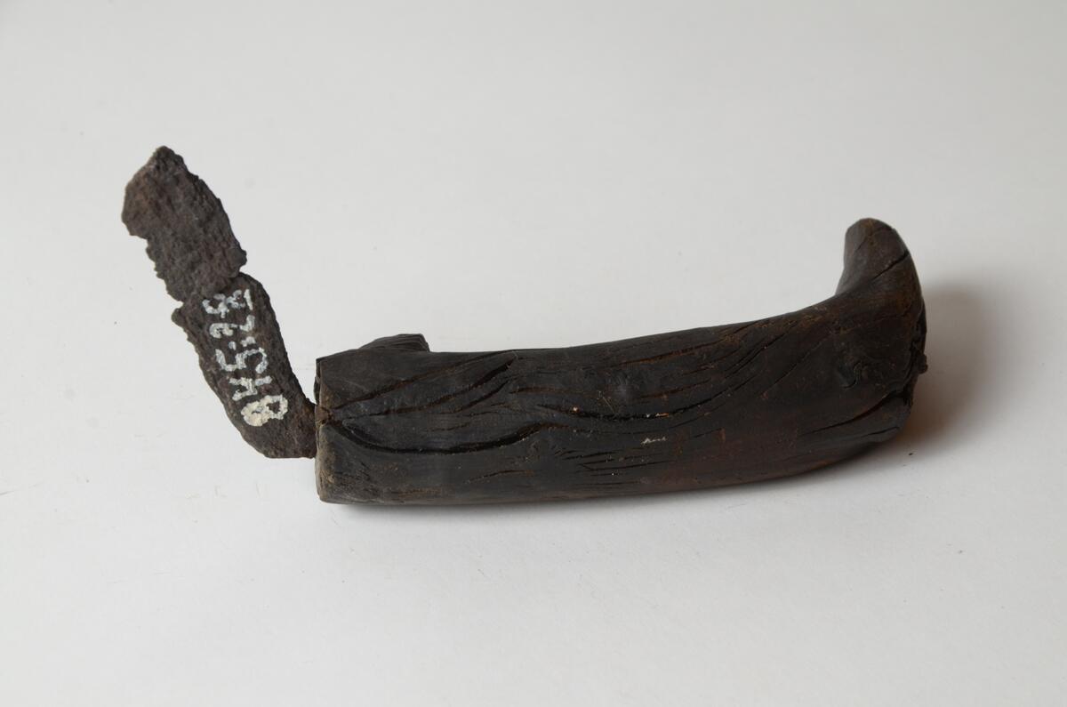 Handtag till skära med kvarsittande fragment av skärans blad.