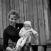 Familjen Ingvar Hedberg, kvinna med baby.