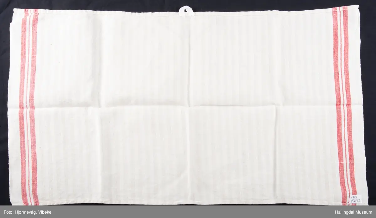 Glasshåndkle i lin med innvevde hvite, røde og beige striper.