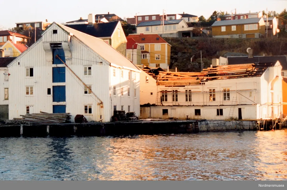 Trolig fra brannen i Tollboden på Innlandet i Kristiansund, 29. november 1994. Arkivskaper og giver var Stein Magne Bach ved Nordmøre museum.