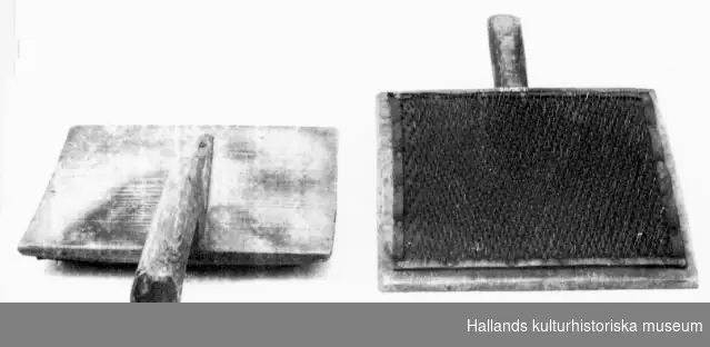 Ett par kardor, för kardstol, försedda med stålpiggar på läderbotten. Längd med handtag: 32,9 cm, Bredd: 23,5 cm.