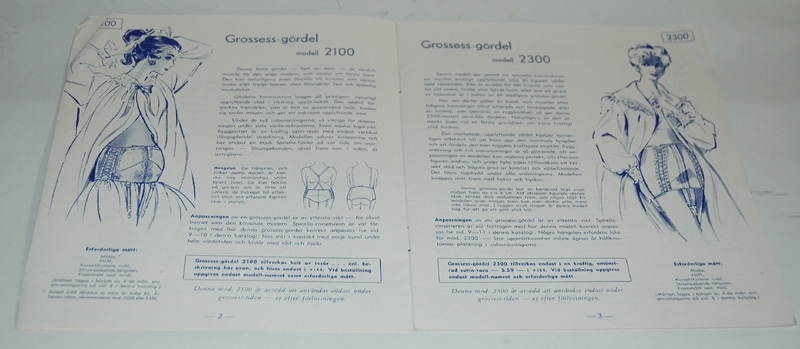 a) Spirella korsettkatalog. Grön med vit kvinnofigur på framsidan. Märkning: "Spirella FIGURVÅRD". b) Rosa korsetthäfte för gravida. Märkning: "När baby väntas".