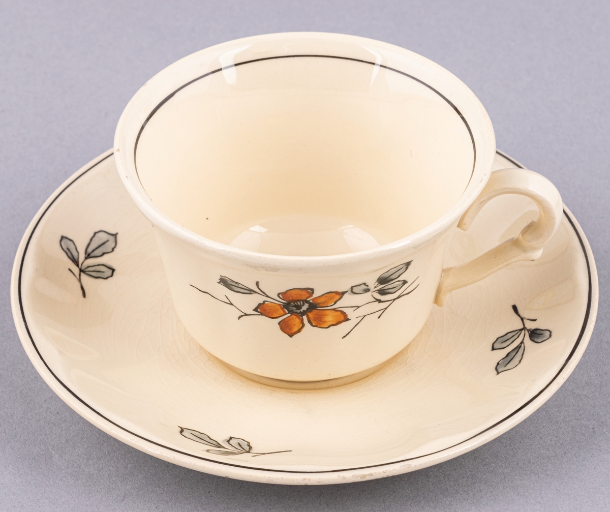 Kaffekopp med fat, i flintgods. Modell AK, dekor Bibo. Vit glasyr med flerfärgat blommönster. Skapad av Eugen Trost för Gefle Porslinsfabrik 1936.