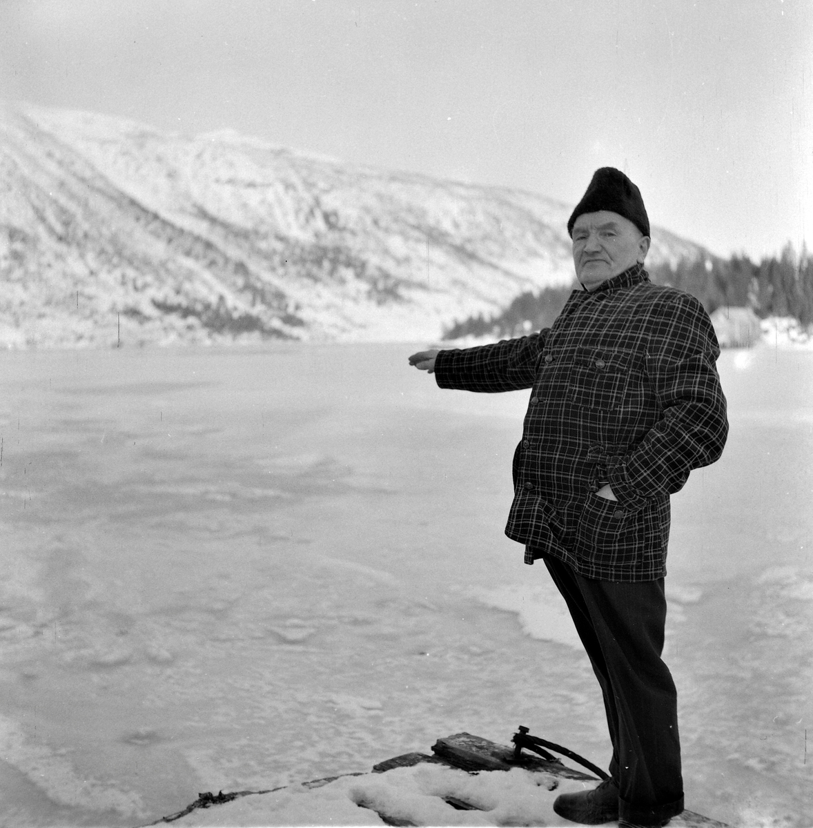 Konrad Monsen ved et islagt vann
