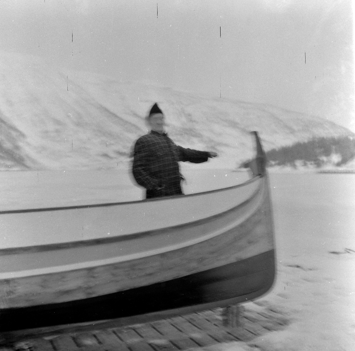 Konrad Monsen ved et islagt vann
