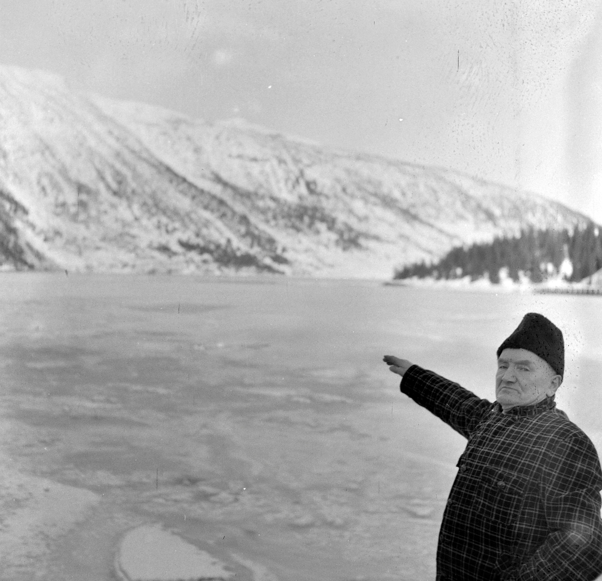 Konrad Monsen ved et islagt vann