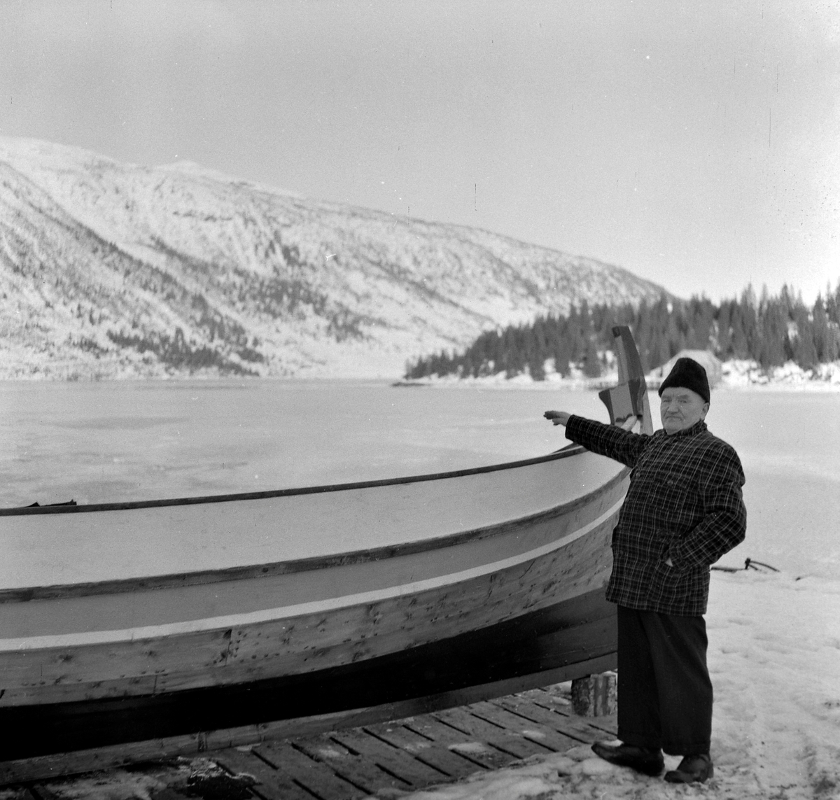 Konrad Monsen ved et islagt vann