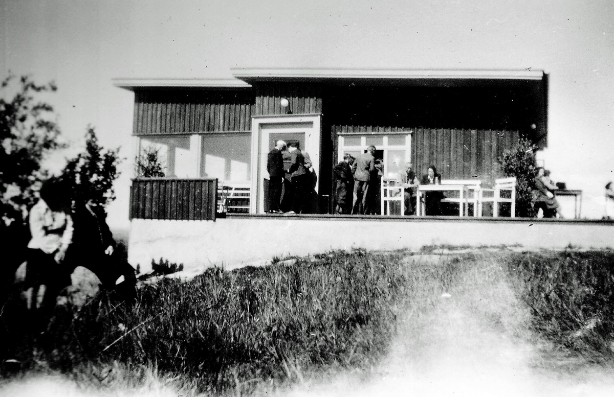 Falköpings lottakår i mitten av 1940-talet. Segelflygtävlingar i Falköping
