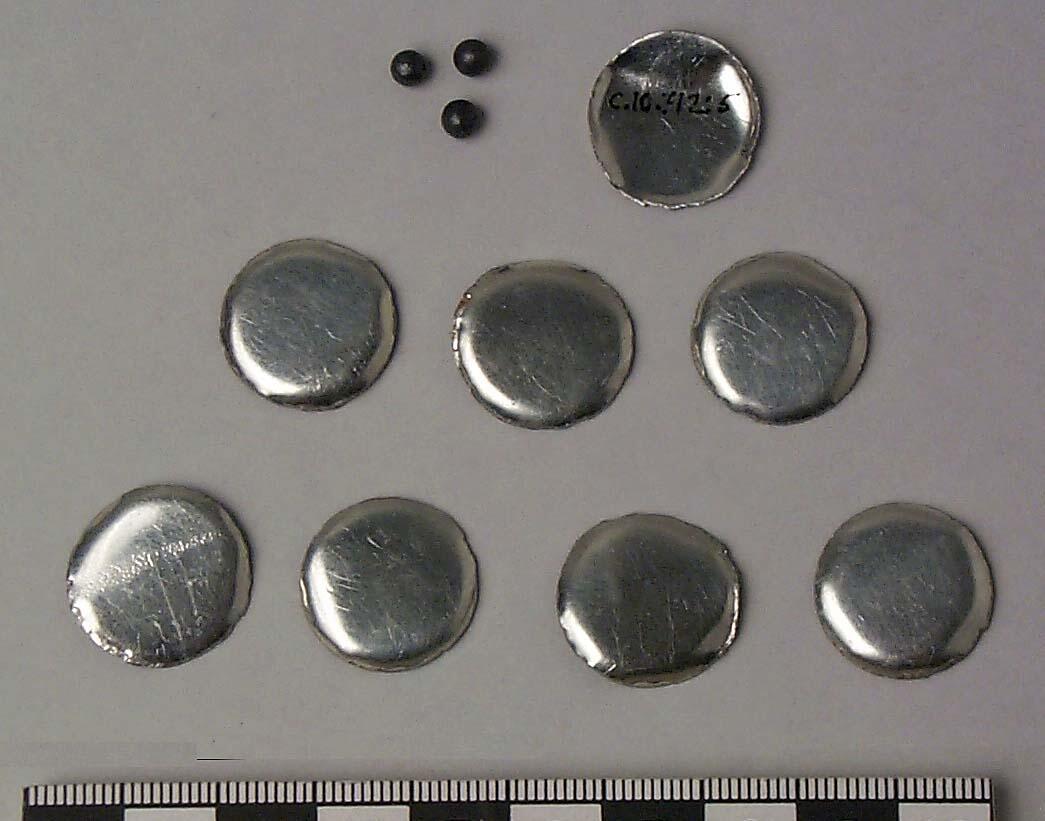 "kastä närmast", bestående av åtta runda silverfärgade plåtbitar, bitarna är något välvda, diam 1,8 cm, tre runda mörka metallkulor, diam 3 mm, tillhör spelet ?, plåtbitarna klipptes ur t.ex. Läskedryckskapsyler, man tävlade om vem som kom närmast kamratens när de tävlande kastade bitarna mot en vägg och de föll på marken enligt originalkatalogen, troligen tillverkade av givaren, troligen tillverkade till en leksaksutställning i fornsalen 1971 efter mönster av sådana som använts i givarens barndom enligt originalkatalogen se inventnr c10712:1.
har Använts till "kastä närmast". Med plåtbitar, klippta ur t.ex. Läskedryckskapsyler, tävlade man om vem som kom närmast kamratens, när de tävlande kastade bitarna mot en vägg och de föll på marken.