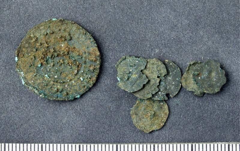 6 FRAGMENT AV W-BRAKTEATER. 1 MYNT, SENARE. PÅ PÅSEN MÄRKT: "N.D.". FRÅN ADJUNKT ALFRED EDLES UNDERSÖKNINGAR. FRÅN OKÄND FYNDPLATS. AV LEKTOR ÅKE G. SJÖBERG TILLVARATAGET PÅ FRU INGEBORG EDLES VIND, KINBERGS PLATS 6, VISBY.