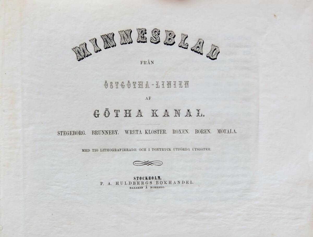 En portfölj med blå pärmar, innehållande tio litografier med motiv från Göta Kanal, samt en inledande text där sidorna är fästa i oordning. Text på pärmen: MINNESBLAD FRÅN ÖSTGÖTHA-LINIEN AF GÖTHA KANAL. STEGEBORG, BRUNNEBY, WRETA KLOSTER ROXEN, BOREN, MOTALA. MED TIO LITHOGRAFIERADE OCH I TONTRYCK UTFÖRDA UTSIGTER. Pris: 3 Rdr. Riksmynt. Konstnär är C. v. Quitzow (?) enligt märkning på vissa av bladen. Ligger i egen mapp.
I samlingarna utan nummer vid inventering 2017.