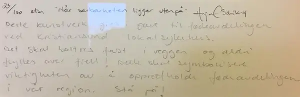 Nærbilde av påskriften til kunstverket "Når sårbarheten ligger utenpå". 