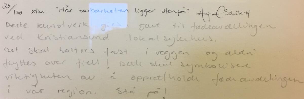 Nærbilde av påskriften til kunstverket "Når sårbarheten ligger utenpå". 