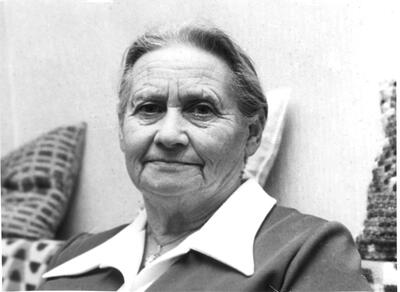 Anjas oldemor Anna Magdalena, eller «Magda» som hun ble kalt, fødte 12 barn. Ti av dem fødte hun hjemme på Smøla.