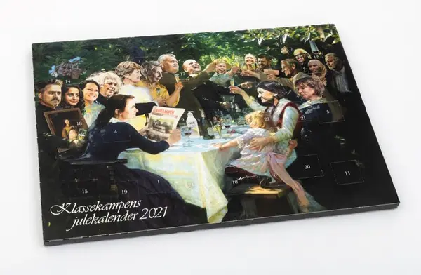 Gjenstandsfoto av Klassekampens julekalender 2021. Bunadsgeriljaleder Anja C. Solvik er en av menneskene som er tegnet på motivet.