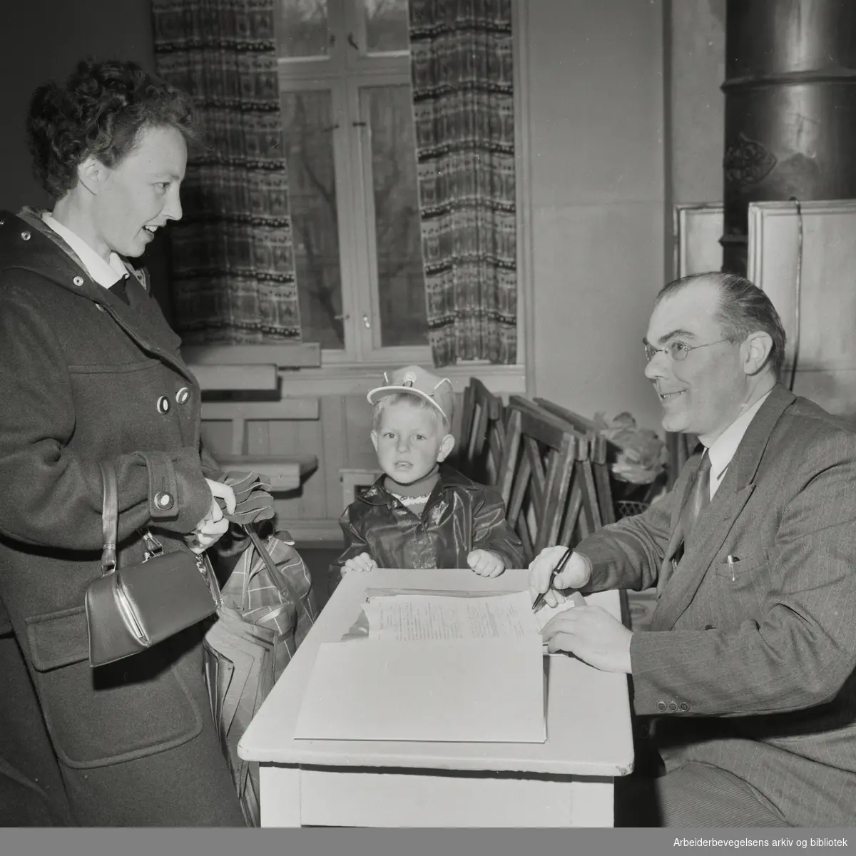 Innskriving til skolen. 1950-tallet. Udatert. Oslo-området.