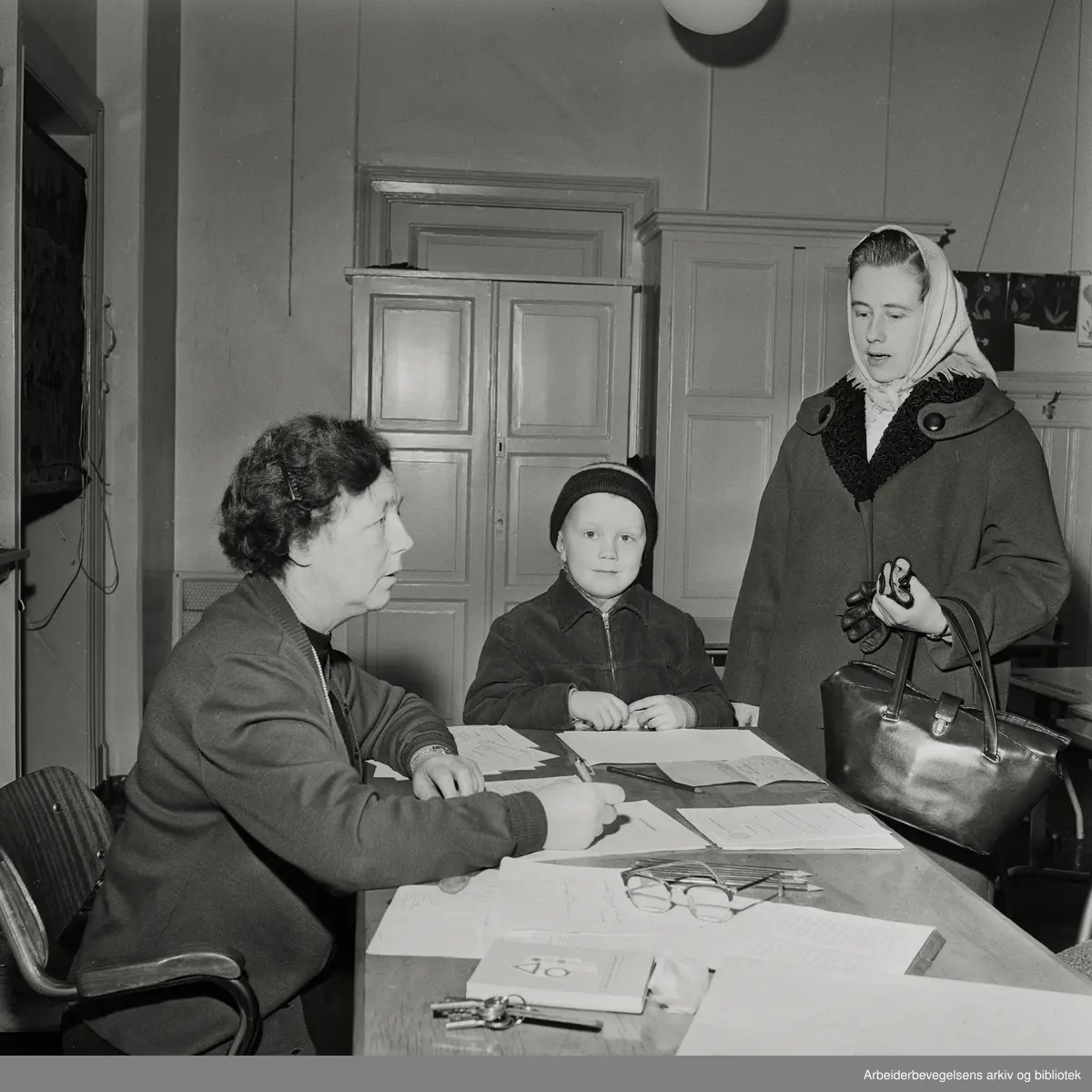 Innskriving til skolen. 1950-tallet. Udatert. Oslo-området.