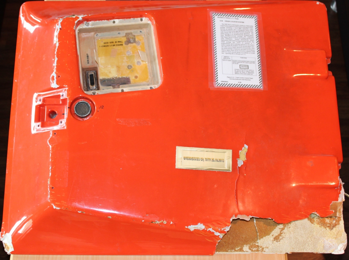 CPI er en nødpeilesender som sender på 121,5 mhz og 243 mhz. Den kan utløses manuelt fra "cp side console" hvor controlboksen er montert. Den løses ut automatisk vha trykkbryter dersom flyet lander i vann, i eller vha "fragible switches" monter på flyskroget.

Denne gjenstanden er festet på høyre side, nedre del av halefinnen på flyet. Ved utløsning manuelt fra cockpit, blei CPI "skutt" ut fra flykroppen og skal kunne "seile" ned mot sjøen, hvor nødpeilesender samtidig blir utløst for å gi posisjon til redningsmannskaper.