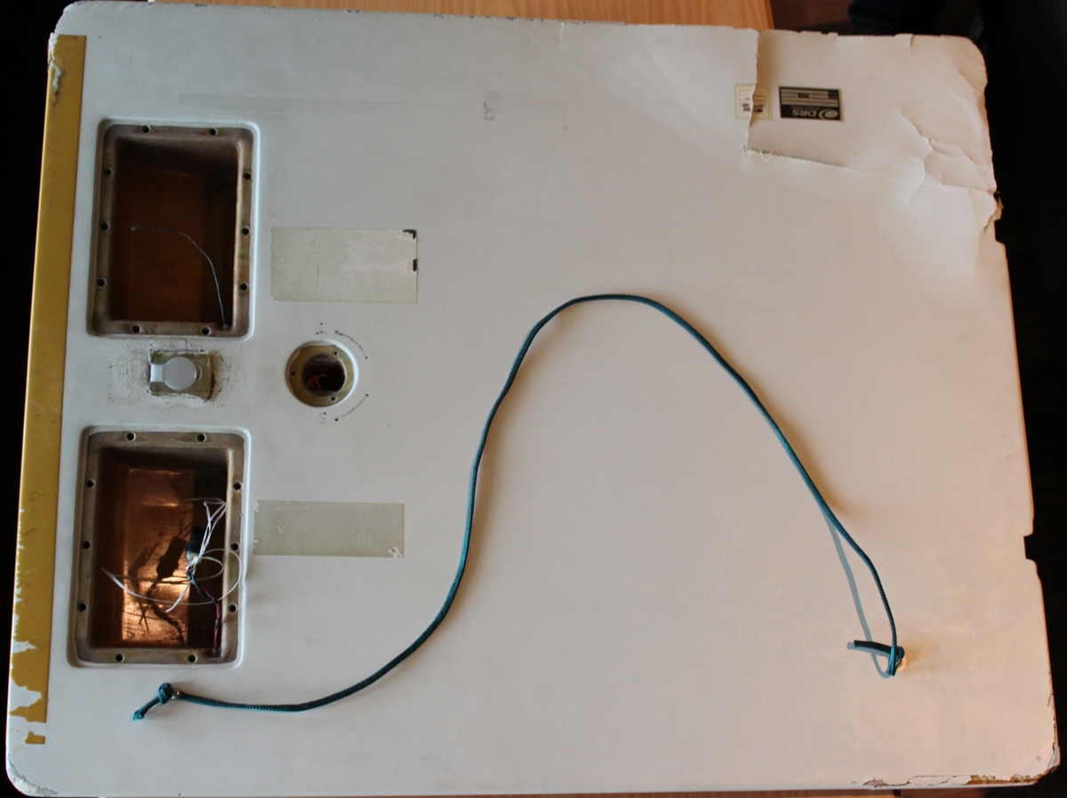 CPI er en nødpeilesender som sender på 121,5 mhz og 243 mhz. Den kan utløses manuelt fra "cp side console" hvor controlboksen er montert. Den løses ut automatisk vha trykkbryter dersom flyet lander i vann, i eller vha "fragible switches" monter på flyskroget.

Denne gjenstanden er festet på høyre side, nedre del av halefinnen på flyet. Ved utløsning manuelt fra cockpit, blei CPI "skutt" ut fra flykroppen og skal kunne "seile" ned mot sjøen, hvor nødpeilesender samtidig blir utløst for å gi posisjon til redningsmannskaper.