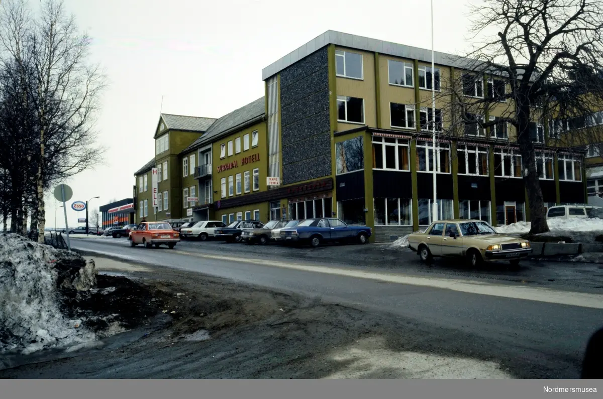 Surnadal hotell i Surnadal kommune.  Arkivskaper og giver var Stein Magne Bach ved Nordmøre museum.