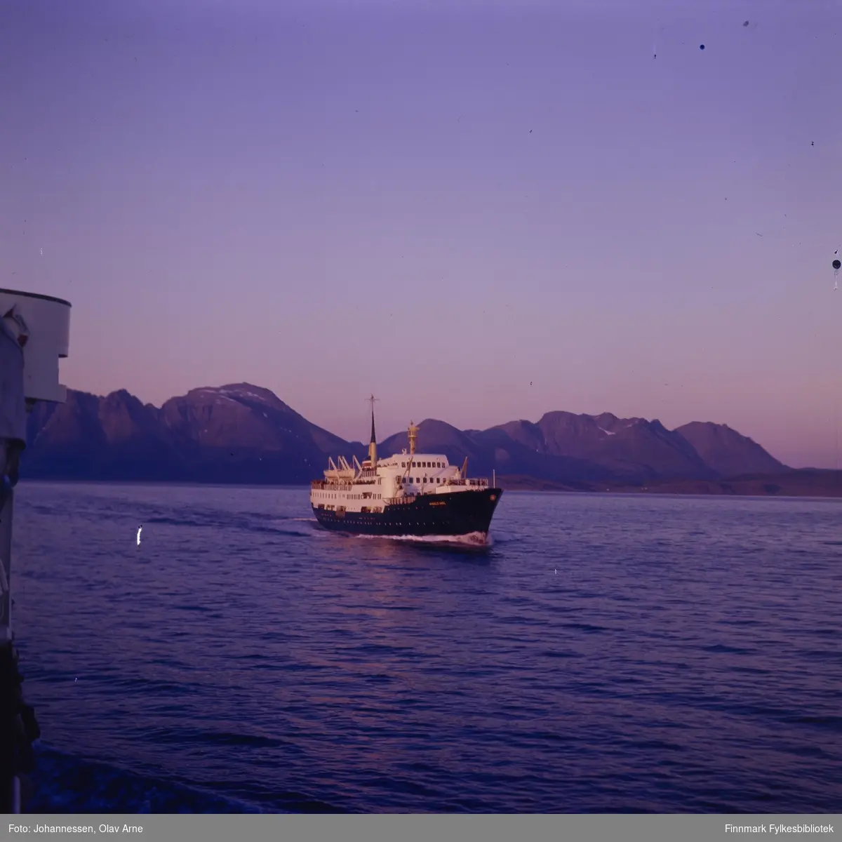 Foto av hurtigruten "Harald Jarl"

To hurtigruter møtes på havet, antagelig i Lofoten 

Foto trolig tatt på 1960/70-tallet