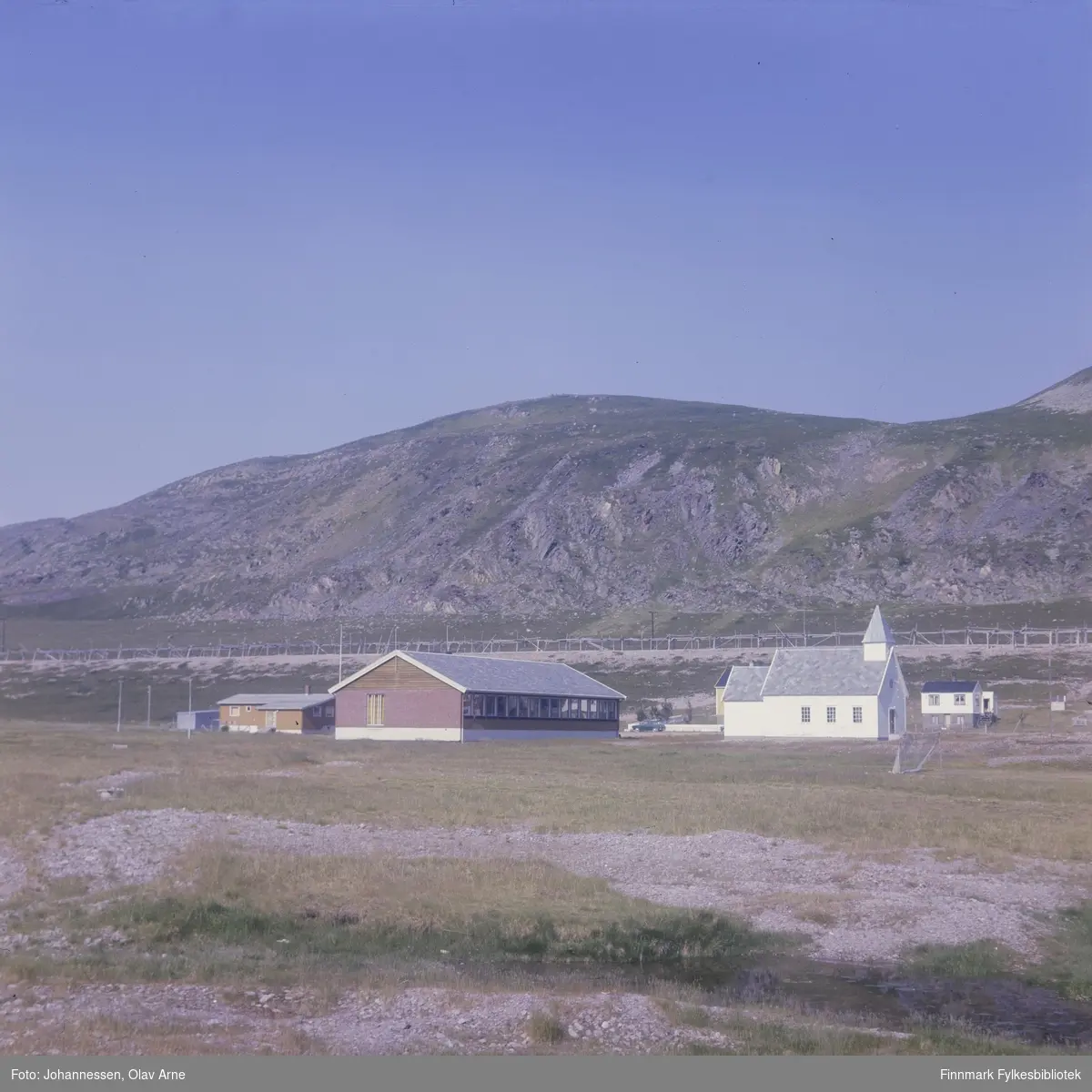 Makkaur kirke i Nordfjord (Syltefjord). Kirken ligger til høyre.

Kirken sto tidligere i Makkaur og ble fraktet til Nordfjorden av Arne Gjæver Pedersen (fra berlevåg) med frakteskuta "Guri" i 1955

Til venstre ligger Nordfjord skole som i dag brukes som sommerkafé og museum (2023)

Foto trolig tatt på 1960/70-tallet