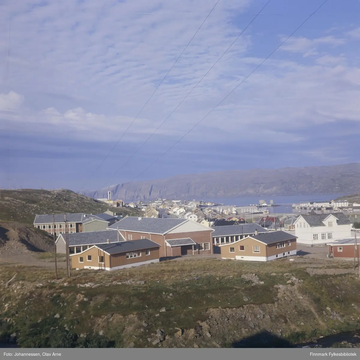 Foto av Båtsfjord skole med lærerboliger 

Foto trolig tatt på 1960/70-tallet