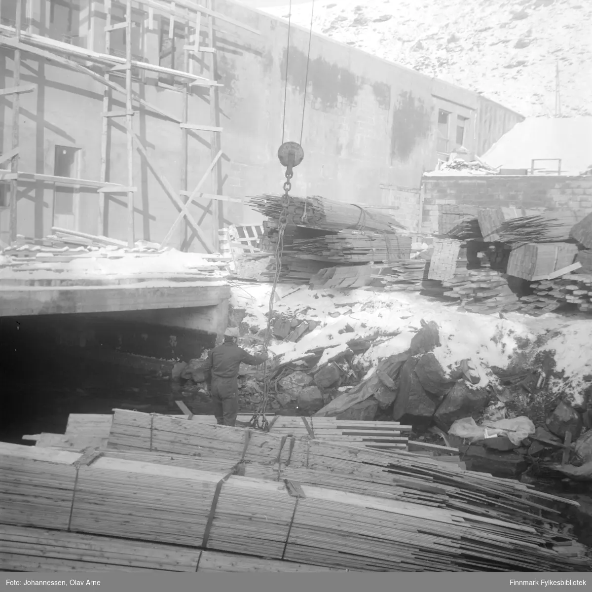 Noe bygges, ukjent sted. Trolig i Finnmark, tidlig 1970-tallet