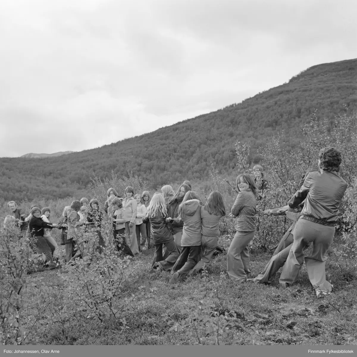 Tautrekking med barn og voksne 

Jenta som står i midten og ser rett i kamera er  Unn Svendsen (gift Lund) (født 1962), til venstre ukjent, så Anne Britt Antonsen (født 1962)
