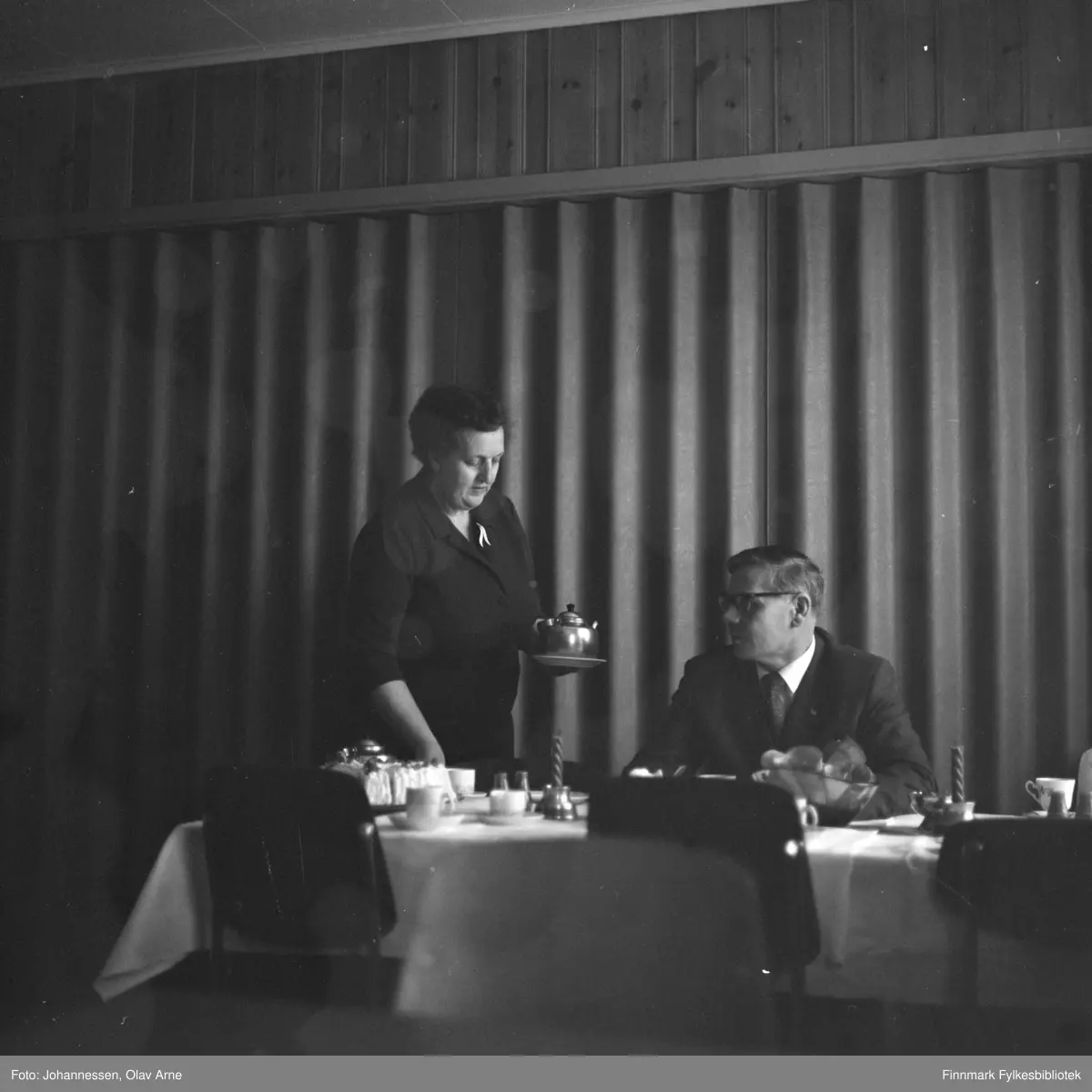 Anne Sofie Akselsen og Leif Theodor Akselsen på kaffeselskap i Havly i Båtsfjord, Finnmark. Bløtkake på bordet. Anne Sofie og Leif Theodor Akselsen var bestyrerpar på Havly som var Den indre Sjømannsmisjons fiskarheim i Båtsfjord.


Foto trolig tatt på tidlig 1970-tallet.
