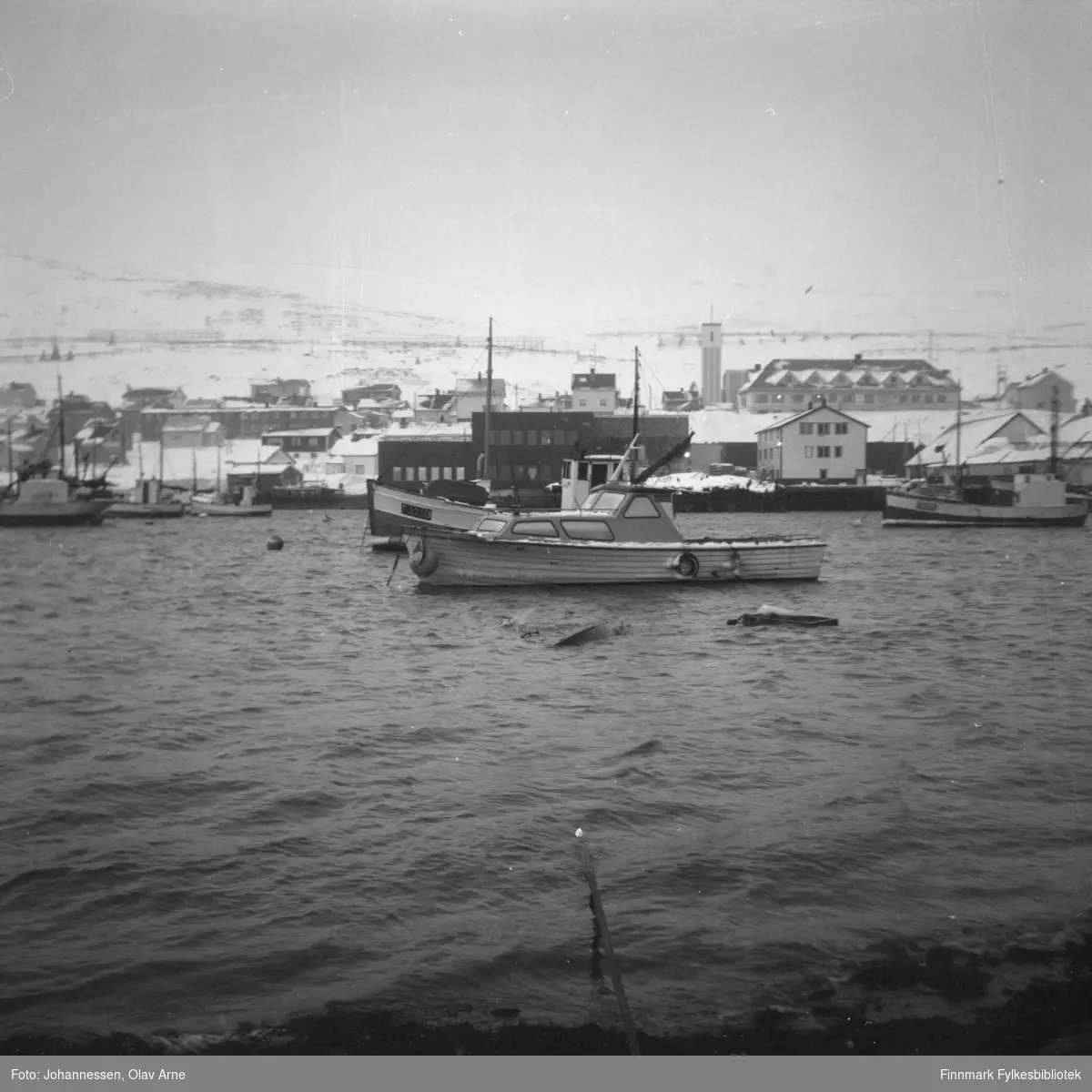 Foto av to båter. Det til høyre har havarert og har teksten  T 200 T malt på siden 

Båten til venstre tilhørte muligens fotograf Olav Johannessen i følge informant