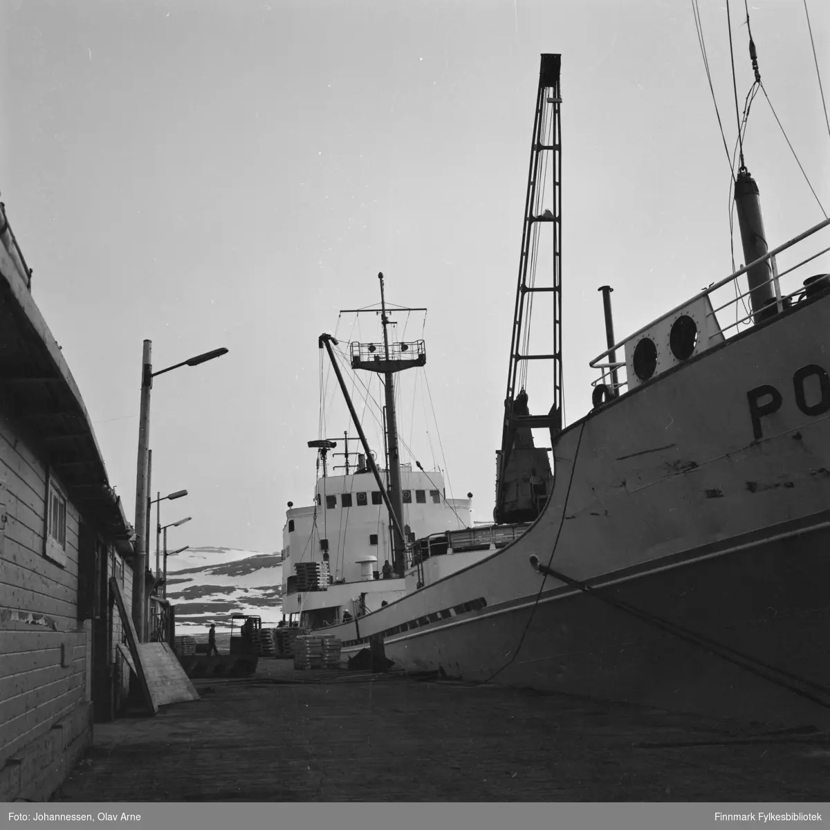 Foto av Gamle DS kai i Båtsfjord. Lossing av frosen blokk.

Foto trolig tatt på tidlig 1970-tallet
